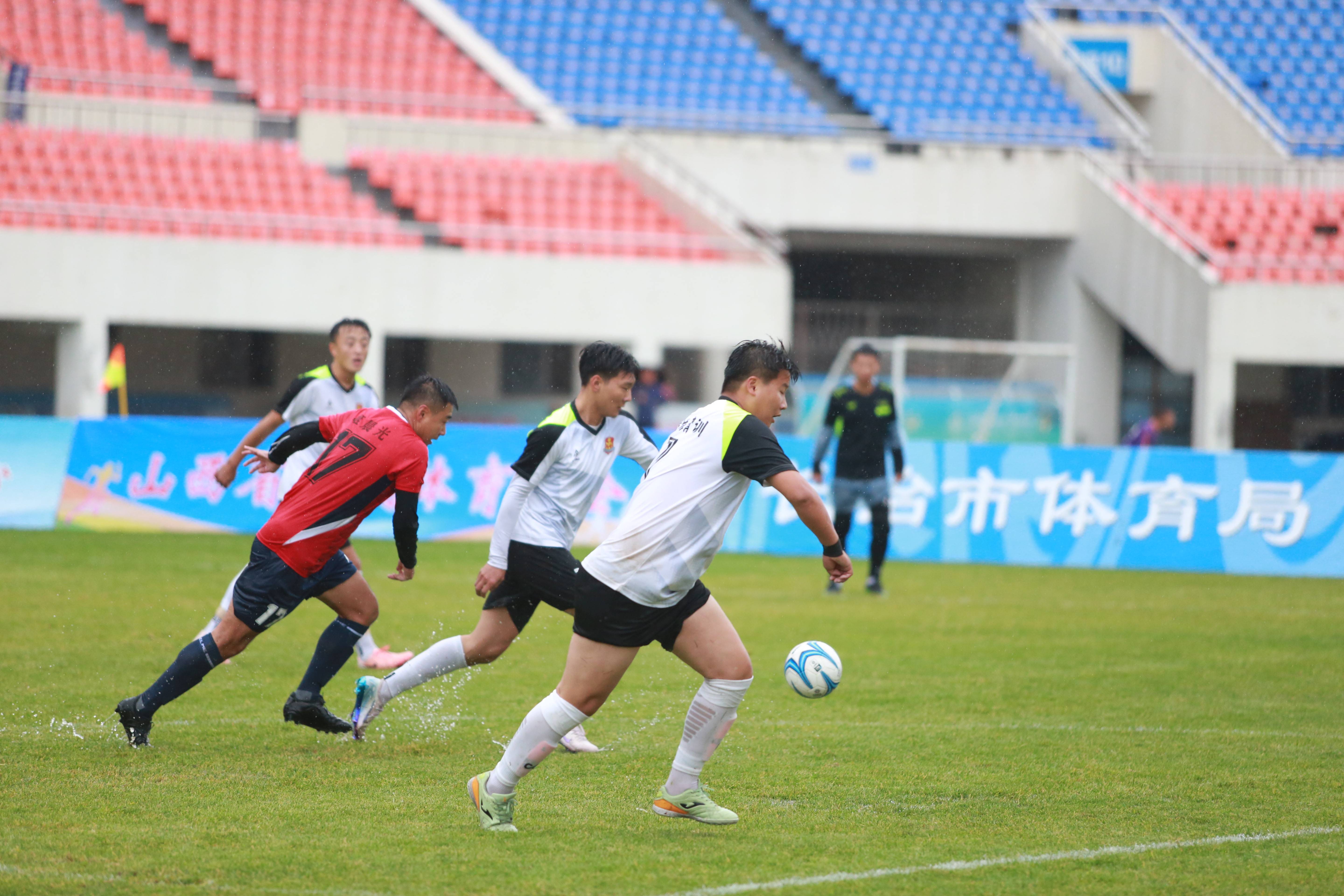 壹号娱乐APP-浓烈对抗引发观众狂热！球场上的拼搏精神的简单介绍