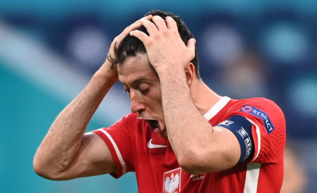 包含瑞典客场-不敌波兰，跌至小组第三位置的词条