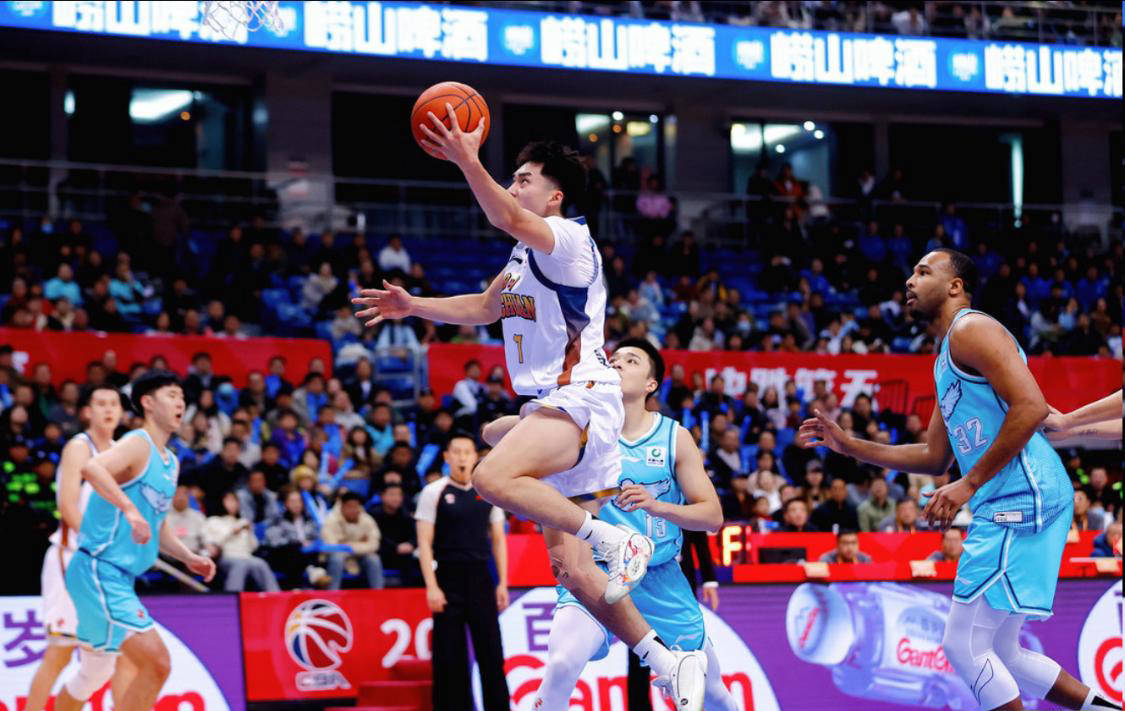 球队整体表现亮眼，新秀崭露头角